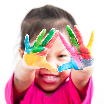 niña con las manos pintadas