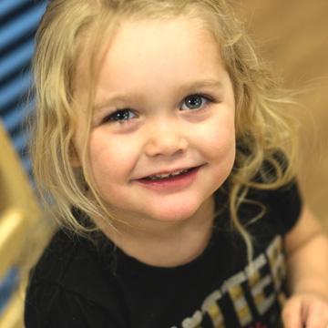 niña pequeña sonriendo