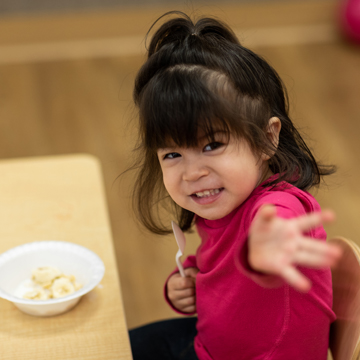 niña pequeña comiendo