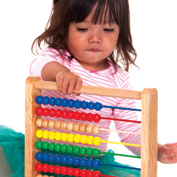 niña jugando con juguete