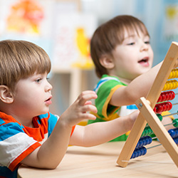 Dos niños jugando con un juguete para contar